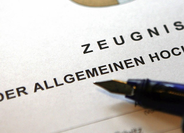 Eine wahre Flut von Abiturszeugnissen ...m WG Offenburg unterschrieben werden.   | Foto: dpa