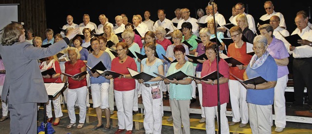Frauen und Mnner sangen zum Abschluss...r Sommerkonzerts auch noch gemeinsam.   | Foto: Gessner