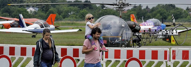 Eine junge Familie schaut sich auf dem...zeuge an, im Hintergrund die Bell 47.   | Foto: Michael Bamberger
