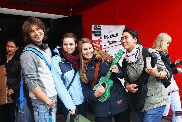 Vladimir Ignatov, Marina Zajec, Simone...yen mit ihrer neu erstandenen Gitarre. 