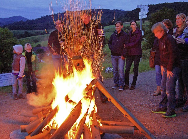 Zahlreiche Brger lieen sich magisch vom Sonnwendfeuer anziehen  | Foto: Andrea Steinhart