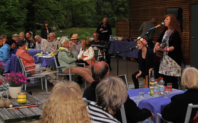 Livemusik gehrt mit zum Mittsommernac...ld) zog die 160 Gste in seinen Bann.   | Foto: marchlewski