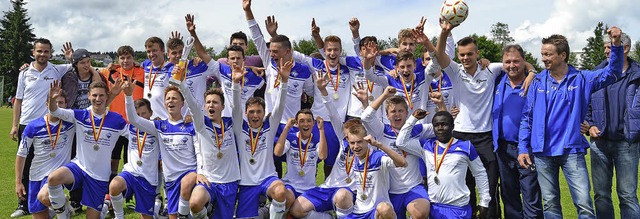 Stolze Sieger: Die Neustdter B-Junior...enhausen/Mettenberg  den Bezirkspokal.  | Foto: junkel