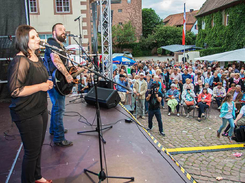 Ive und T. Bo Gawer prsentierten beim Stadtfestfinale eine von SWR-Moderator Hansy Vogt komponierte Hymne auf die Stadt