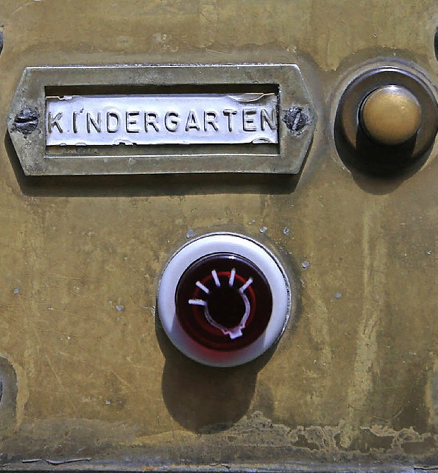 Die Klingel zur Kindertagessttte Mari Knigin in Mainz   | Foto: dpa