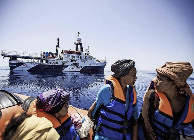 In einem Rettungsboot warten Flchtlin... an Bord der Phnix geholt zu werden.   | Foto: moas