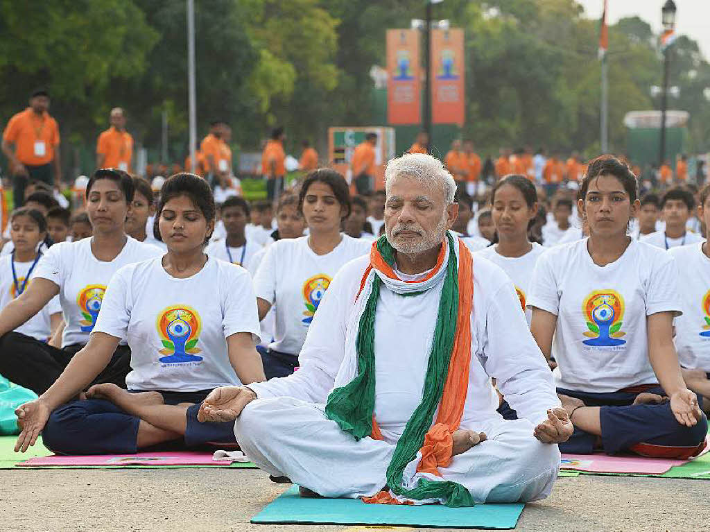Der indische Premierminister nimmt an einer Yogastunde in Neu Delhi teil.