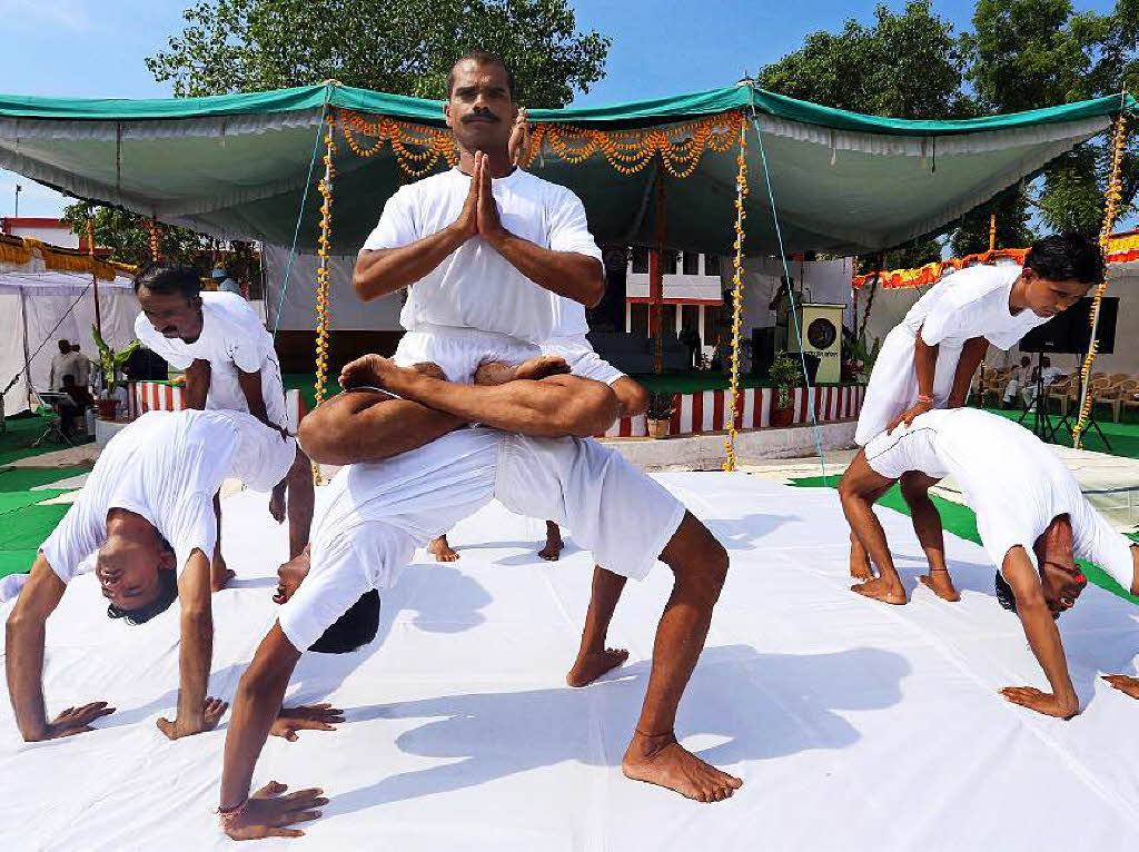 Hftlinge in einem Gefngnis in Bhopal, Indien, bei einer Yoga-Auffhrung.