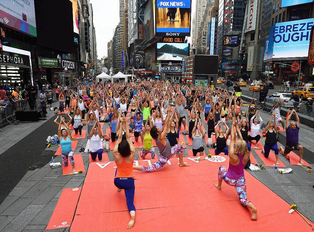 Yogastunde im Times Square in New York.