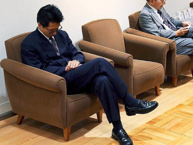 Schlaf macht klug: Japanischer Geschftsmann bei einem Nickerchen.  | Foto: epa Everett Kennedy Brown