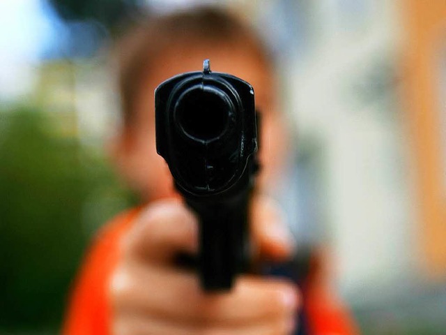 Mit einer Pistole sollen zwei der drei...n eine Ladenbesitzerin bedroht haben.   | Foto: dpa