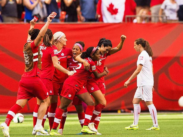 Die Kanadierinnen feiern ihren Sieg ge...ie ist damit bei der WM ausgeschieden.  | Foto: AFP