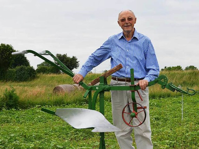 Fritz Schaub mit dem Pflug,  den er  1... und der jetzt wieder aufgetaucht ist.  | Foto: Ulrike Derndinger