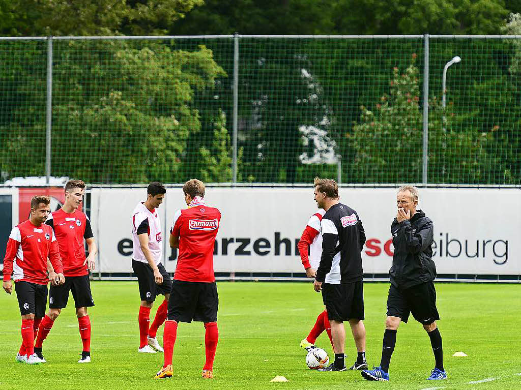 Der Ball rollt wieder: Am Montagvormittag hat Christian Streich seine Spieler zum Trainingsauftakt begrt.