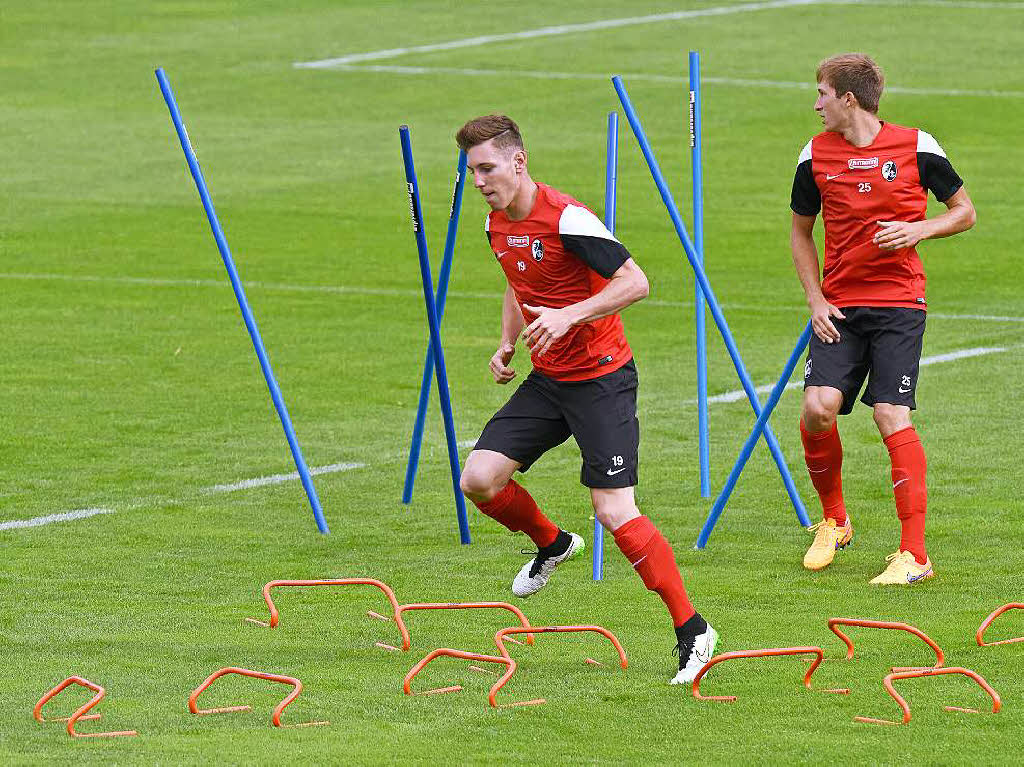 Der Ball rollt wieder: Am Montagvormittag hat Christian Streich seine Spieler zum Trainingsauftakt begrt.