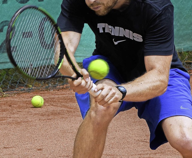 Tennis kann kompliziert sein &#8211; v...unvermittelt zwei Blle im Spiel sind.  | Foto: sebastian khli
