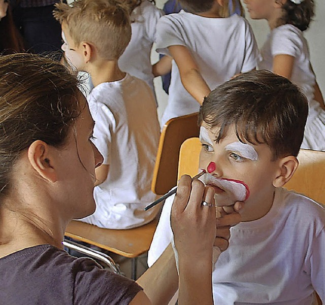 Viel Nachfrage herrschte nach Kinderschminken.   | Foto: b. rderer