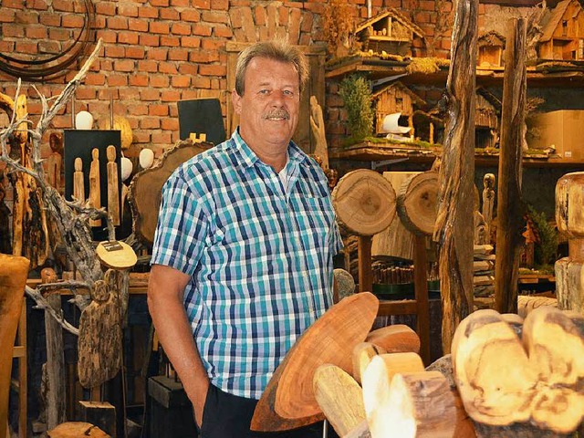 Wolfgang Sieburg war 40 Jahre Polizist...er anderem mit Holz-Kunst beschftigt.  | Foto: Susanne Ehmann