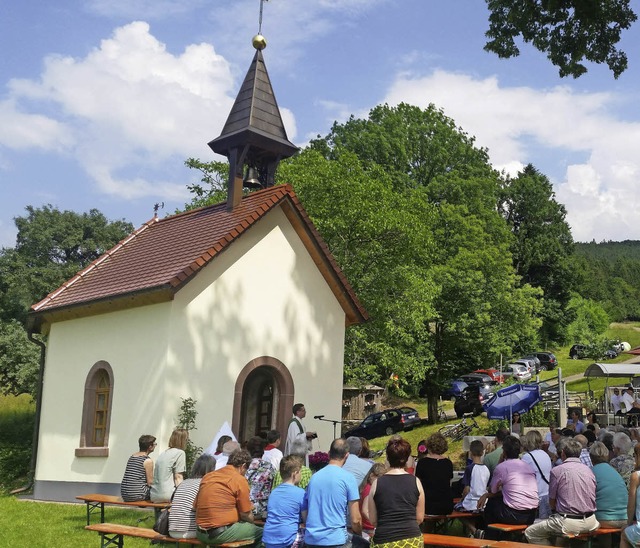<Text>Zahlreiche Besucher feierten gem...r Hofkapelle des Wahlenhofes.  </Text>  | Foto: Kurt Meier
