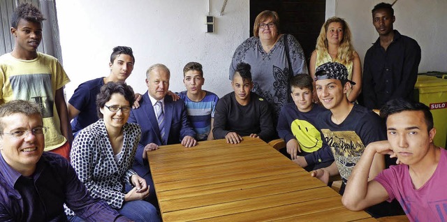 Der CDU-Bundestagsabgeordnete Peter We...ine Kurz (stehend rechts) informiert.   | Foto: Privat