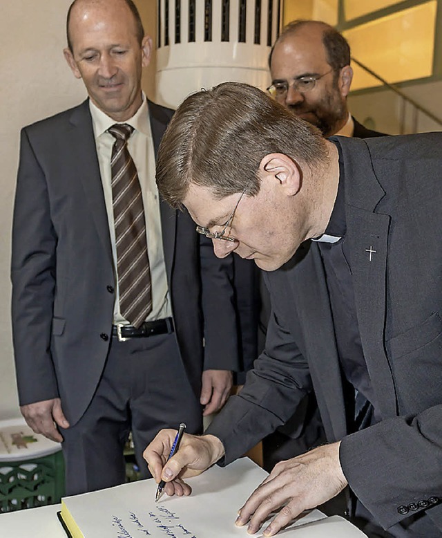 Zur Freude von Brgermeister Christian...er Thomas Schwarz verfolgt den Eintrag  | Foto: Chris Seifried