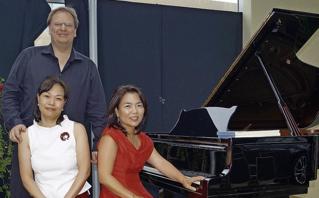 Drei Konzertpianisten, ein Flgel:  Ok... Meister und Deug-Yun Kim (von links)   | Foto: Silke Hartenstein