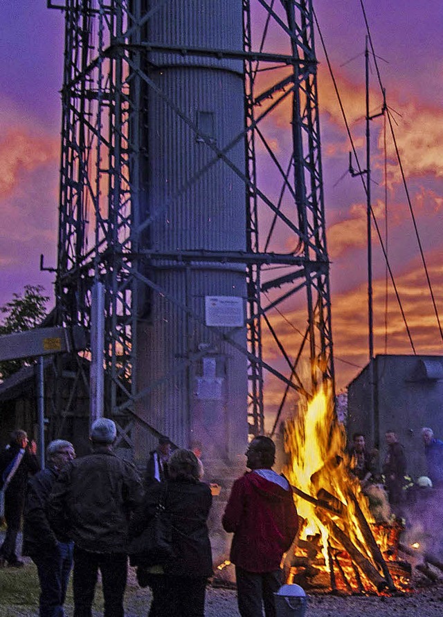 Doppelfeuer: Das leuchtende Abendrot e... das Sonnwendfeuer auf dem Hochfirst.   | Foto: Martin Hannig