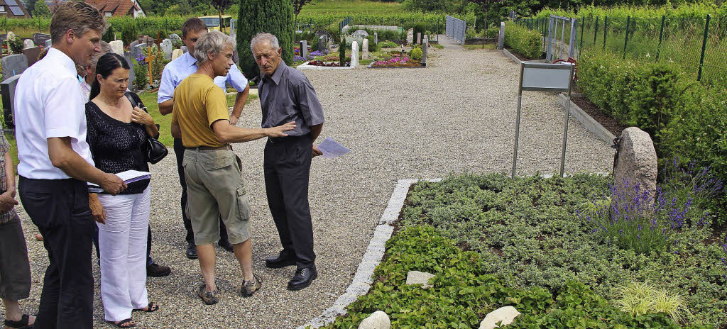 Gärtner pflegen Gräberfeld auf Friedhof Eichstetten Badische Zeitung