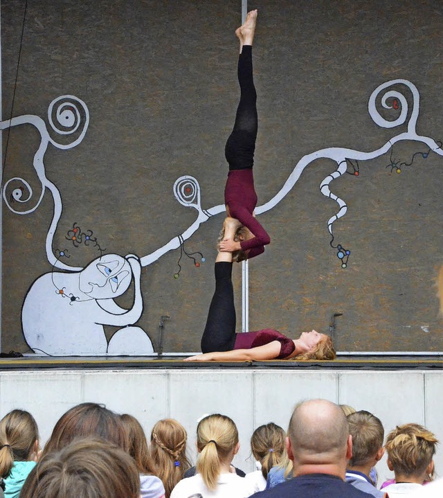 Der Zirkus Ragazzi begeisterte mit Akrobatik.   | Foto: Matthias Allendrfer