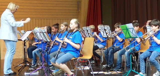 Das Teenie-Orchester des MV Inzlingen, dirigiert von Elisabeth Baader  | Foto: Johanna Hgg