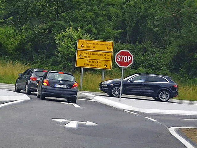 Linksabbiegen in drei Schritten:  Das ...en Verkehr einzufdeln (Bild rechts).   | Foto: Andr Hnig