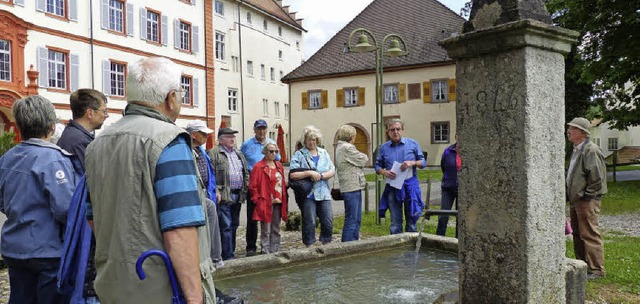 Viele Interessierte nahmen am Spazierg...er zum Thema Brunnen und Wasser teil.   | Foto: I. Arndt