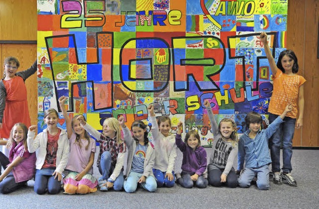Mit 13 Kindern startete der Denzlinger...e an einem bunten Mosaikbild mitgemalt  | Foto: Markus Zimmermann