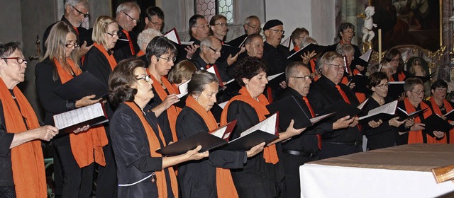 Der Todtmooser Kirchenchor mit Orchest...tskirche ein anspruchsvolles Programm.  | Foto: Andreas Bhm