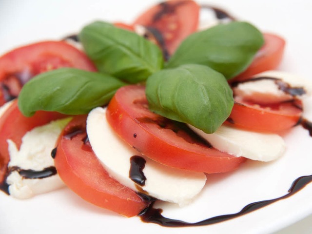 Lecker: Tomatensalat mit Bffelmozzare...s Kses sind nicht selten schrecklich.  | Foto: Andrea Warnecke