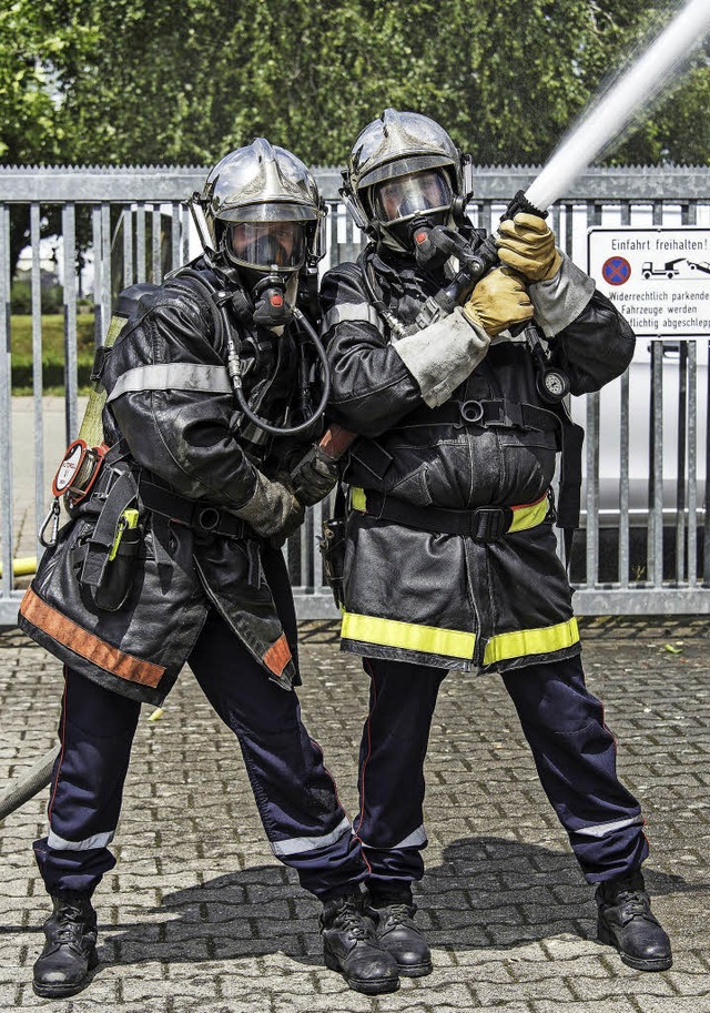 Mit vereinten Krften: zwei Feuerwehrl...r Feuerwehren aus Rust und Marlenheim   | Foto: Bernhard Rein