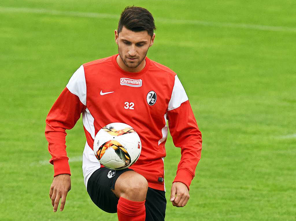 VINCENZO GRIFO wurde am 7. April 1993 in Pforzheim geboren. Er spielt im offensiven  Mittelfeld und stand bislang bei  der TSG 1899 Hoffenheim unter Vertrag. Er wurde aber 2014 zuerst an Dynamo Dresden und spter an den FSV Frankfurt ausgeliehen. Weitere Stationen:  Karlsruher SC, Germania Brtzingen, 1. CFR Pforzheim.