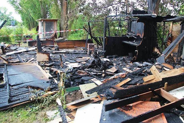 Feuer zerstrt Gartenhtte in Btzinger Kleingartenkolonie