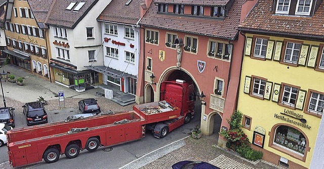 Durch das Nadelhr: Ein Lkw zwngt sich durch das Maienlnder Tor in Lffingen.  | Foto: privat