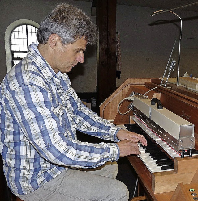 Feinarbeit in der Christknigskirche: ...erem den Aufschnitt der Orgelpfeifen.   | Foto: Monika Hofmeier