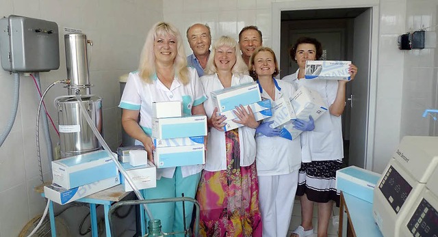 Thomas Harms (hinten links) mit den dankbaren Mitarbeiterin der Klinik in Kiev   | Foto: zVg