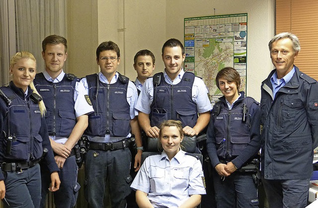 Brgermeister Michael Wilke (rechts) i...iner vorbergehenden Polizeikollegen.   | Foto: Stadt Lrrach