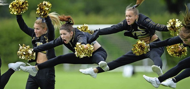 Hochstimmung: Cheerleaderinnen bereich...optisch und akustisch ein Heimspiel.    | Foto: Patrick Seeger