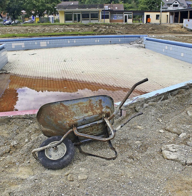 Die Abbrucharbeiten im Schwimmbad Schnau sind im Gang.   | Foto: Wehrle