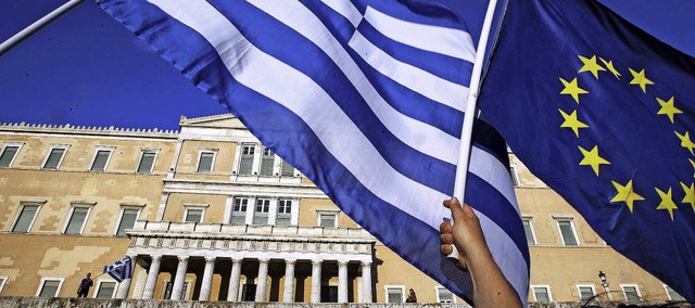 Vor dem  Parlament in Athen demonstrie...Verbleib ihres Heimatlandes im Euro.    | Foto: DPA