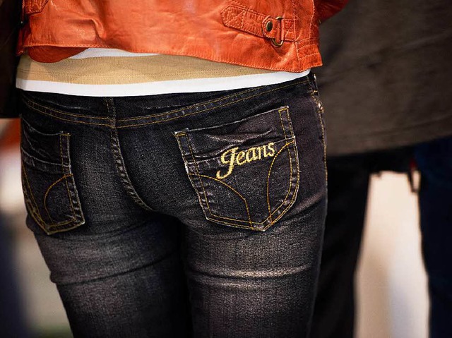 Enge Jeans mgen sexy sein. Aber zum langen Hocken sind sie nicht gemacht.  | Foto: dpa