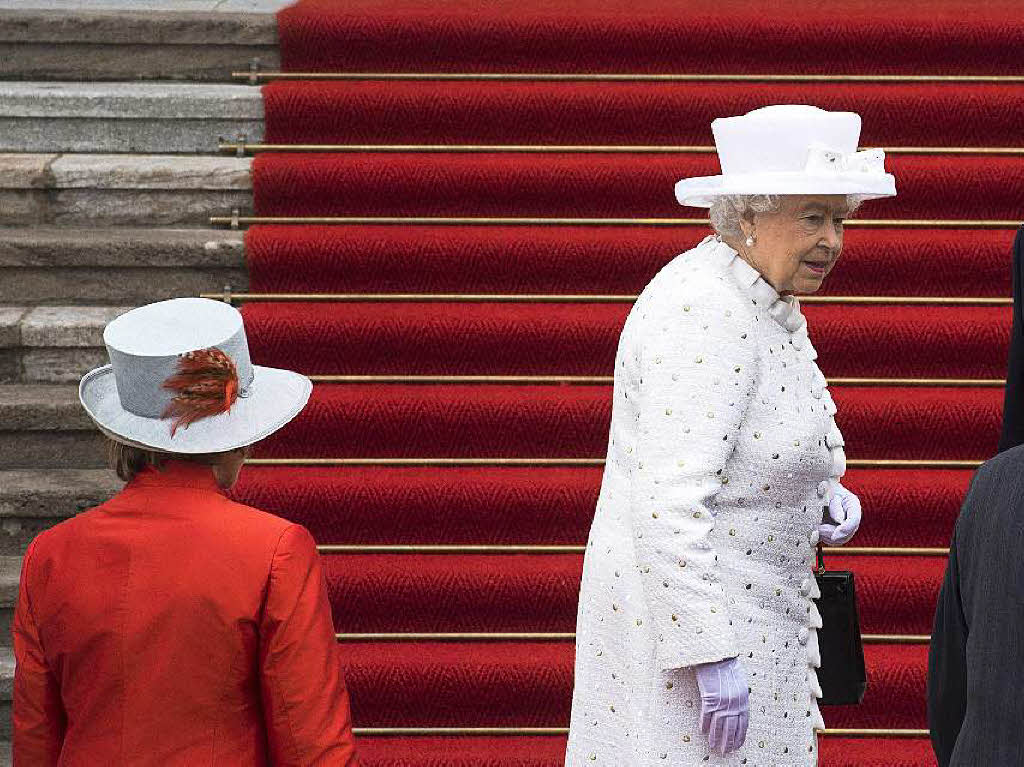 Mit einem Besuch beim Bundesprsidenten und einer Schifffahrt auf der Spree hat Knigin Elizabeth II. (89) ihren dreitgigen Staatsbesuch offiziell begonnen.