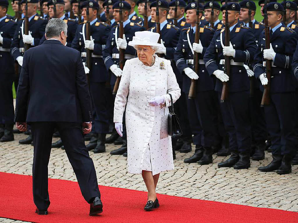 Eine Militrkapelle spielte die britische Hymne „God Save the Queen“ und die deutsche Nationalhymne.