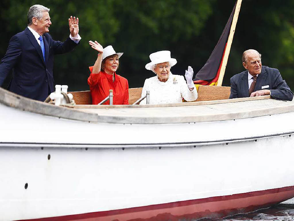 Bisher hatte Gauck noch keinen Staatsgast im Boot ber die Spree begleitet. Whrend der Bootsfahrt saen winkten die vier immer wieder der Bevlkerung zu. Gauck gab im Stehen den Stadtfhrer, die Gste zeigten Interesse und zeigten immer wieder auf Gebude, an denen das Schiff vorbeifuhr.