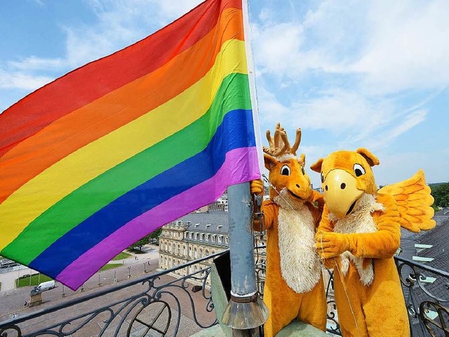 Die Regenbogenfahne der Homosexuellenb...g ber dem Neuen Schloss in Stuttgart.  | Foto: dpa